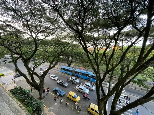 Venta Oficina En Holguines Trade Center Con Dos Parqueaderos, Vista Hacia La Calle 5ta