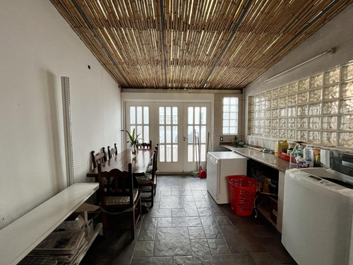 Comodisima E Impecable Casa En Munro Con Ingreso Por Dos Calles, Patio Y Terraza.