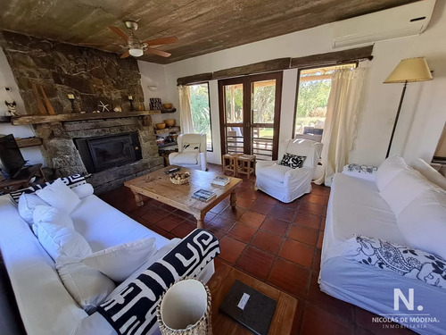 Casa A La Venta De 3 Dormitorios En Punta Del Este Con Un Magnífico Terreno De 1400 Mts2