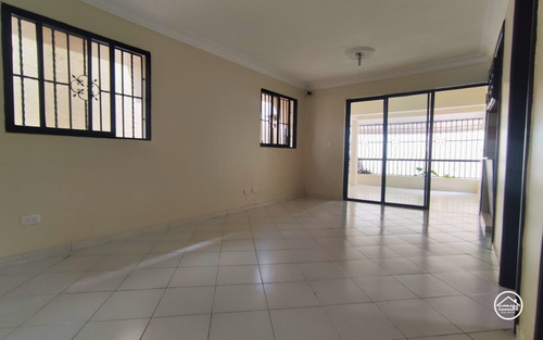 Casa Familiar De 4 Habitaciones, Próxima A La Sirena De San Isidro