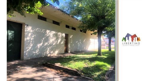 Imagen 1 de 14 de Gran Deposito - Barrio Don Bosco // Virrey Cisneros 467