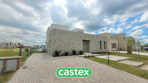 Casa A La Venta De 5 Ambientes En El Barrio Santa Ana En Villanueva.