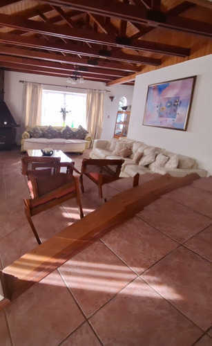 Casa En Venta De 4 Dormitorios. En Condominio En Los Andes