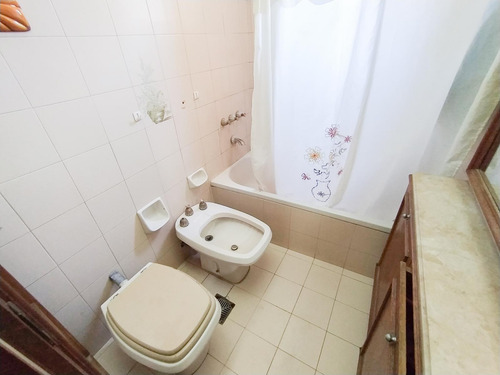Venta/permuta - Casa De 3 Dormitorios Con Cochera, Quincho Y Local Comercial. Alvear, Rosario.