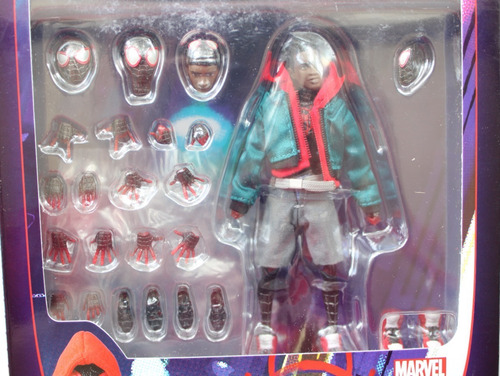 Mafex Spiderman Spider-man Into The Spiderverse