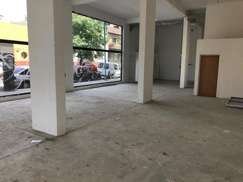 Imagen 2 de 8 de Excelente Local Con Doble Altura En Esquina - 150 Metros