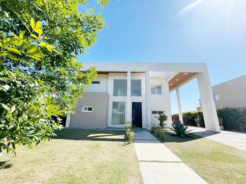 Imagen 2 de 24 de Casa En Venta El Canton Bº Islas A La Laguna C/pileta