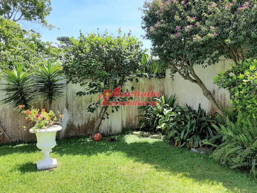 Chalet Tres Dormitorios , Dos Baños , Dormitorio Y Baño De Servicio- Ref: 5585