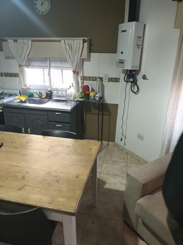 Departamento De Dos Ambientes En Primer Piso Por Escalera.