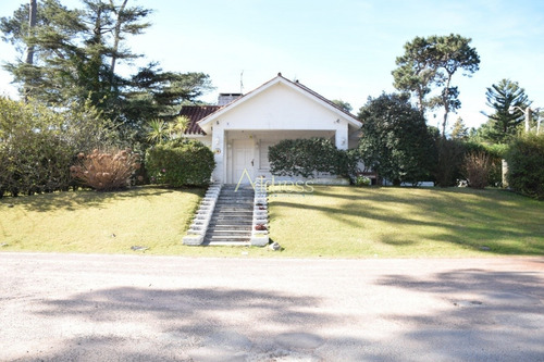Casa En Country, 4 Dormitorios *- Ref: 3163