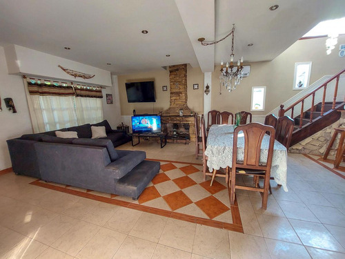 Chalet En Venta, Dos Plantas, 4 Dormitorios, Parque Y Pileta