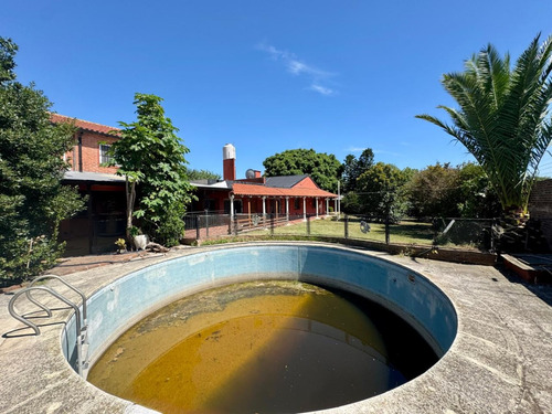 Casa En Venta De 5 Ambientes Con Piscina En Berazategui. Financia O Permuta