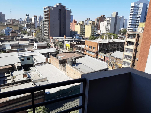 Imagen 8 de 24 de Un Dormitorio Con Doble Balcón