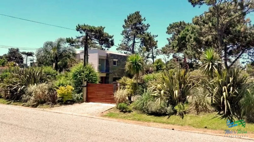 Espectacular Casa En Venta. A Tres Cuadras De La Playa Brava.