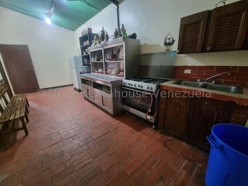 Carlos Colmenarez Vende Granja Amoblada Con Casa Principal De 4hab,3bñ,estacionamiento Multiple,casa De Encargado,deposito,a/a Entodas Las Hab,cocinas Dentro Y Fuera Con Parrillera A Gas Corrales,gall