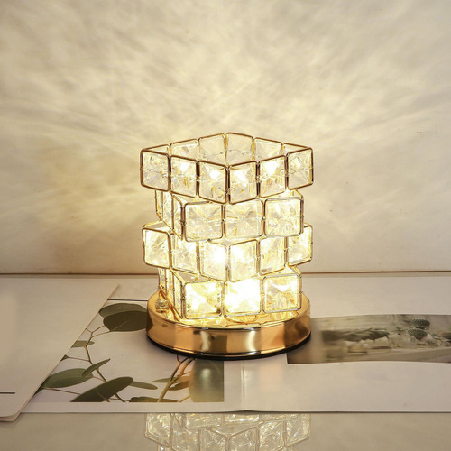 Luz De Noche Moderna Al Lado De La Lámpara De Mesa