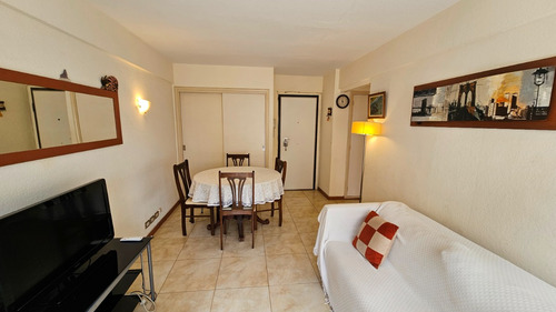 Departamento De 2 Ambientes Con Dependencia, Dos Baños. Balcon. Zona Plaza Colon