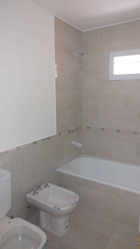 Chalet A Estrenar De 4 Ambientes, Baño Y Toilette, Jardin