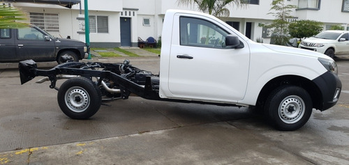 Imagen 6 de 15 de Nissan Np300 2017 2.5 Chasis Cabina Dh Aa Pack Seg Mt