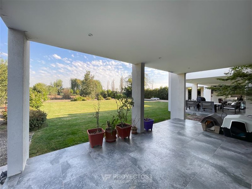 Casa En Venta De 5 Dorm. En Colina