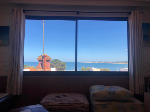 Imagen 2 de 14 de Hermosa Casa De 3 Dormitorios Frente Al Mar Y A Una Cuadra Del Centro Comercial De Piriapolis
