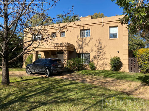 Casa En Venta En El Barrio Las Glorias Benavidez