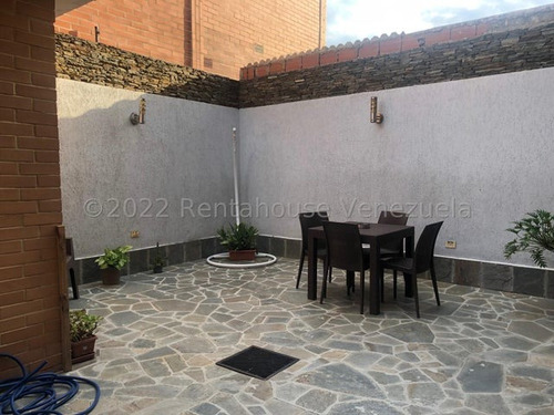 Hermosa Y Bella Casa De Niveles Con Detalles En Escayola, Estilo Moderno Con Cocina , Con Tope De Siliestone , Baños Modernos ,ubicada En Zona Tranquila, Conjunto Exclusivo Y Entablillado Con Patio, Z