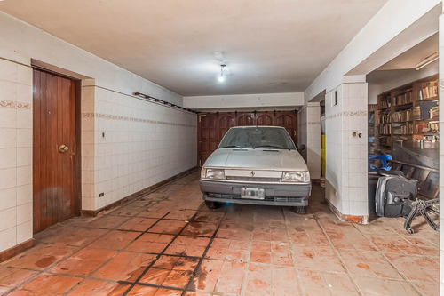 Casa · En Venta · 2 Plantas, 6 Ambientes · Con Amplio Terreno A Refeccionar · Castelar