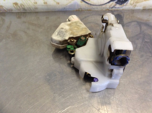 Chapa Cerradura De Puerta Delantera Derecha Sentra Mod 00-05