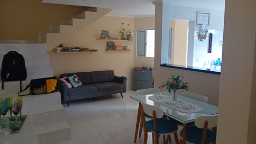 Casa A Venda De 8 Cômodos E 3 Banheiro E 1 Garagem