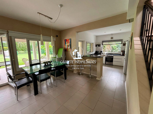 Casa En Venta Los Jazmines De 3 Dormitorios Y Dependencia. Pilar Del Este.