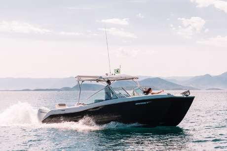 Catamarã Garnet Offshore 270 Dual Console