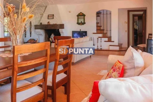 Imagen 4 de 18 de Venta De Casa De 4 Dormitorios En Barrio Super Tranquilo