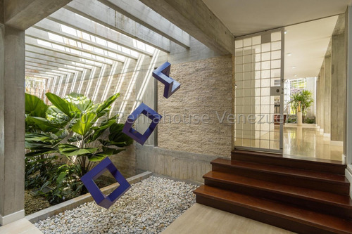 Ms: 25-20626 Se Vende Estupenda Casa Nueva En La Lagunita Country Club. A=1253m2, 5h, 10b, 15p.