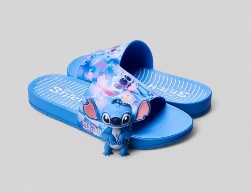 Par de chinelos slide Grendene Kids do Stitch na cor azul com chaveiro pendurado