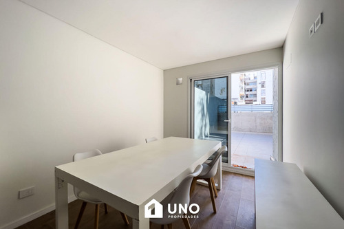 1º De Mayo Y 9 De Julio - Amplio Dpto De 1 Dormitorio. Cochera Disponible.