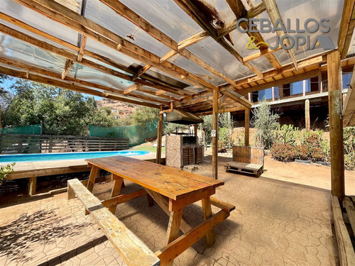 Casa En Venta De 4 Dorm. En Olmué