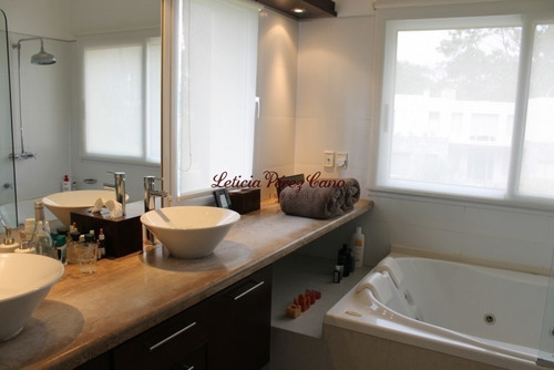 Venta Casa En Laguna Blanca , Manantiales 4 Dormitorios - Ref: 18844