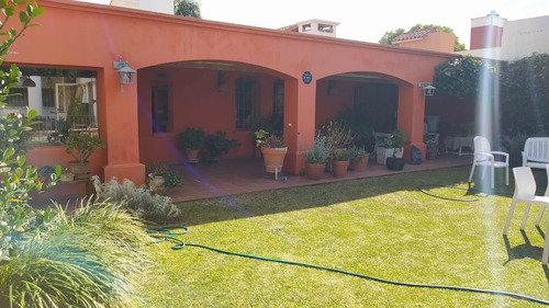 Casa En 1 Sola Planta, 3 Dormitorios, 3 Baños, Pileta  