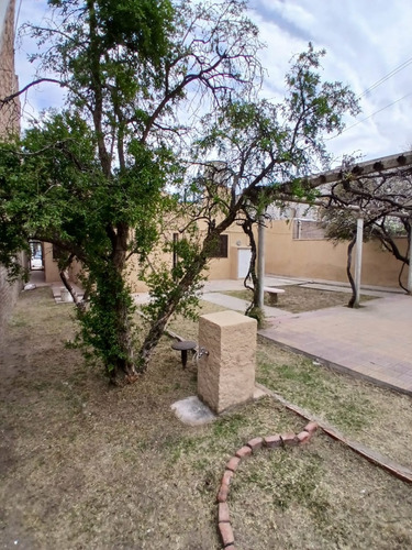¡tu Nuevo Hogar Ideal! Casa De 3 Dormitorios Con Amplios Espacios, Cochera Para 2 Vehículos Y 2 Patios Lista Para Escriturar