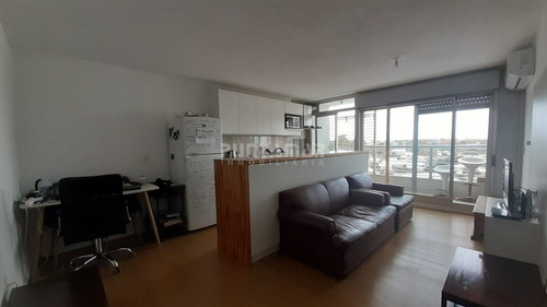 Alquiler De Apartamento De Un Dormitorio En Malvín, Piso Alto Muy Soleado- Ref: 212292