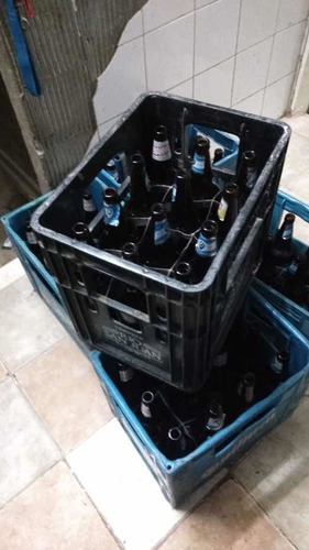Cajones Con Botellas De Cerveza Vacías Usadas