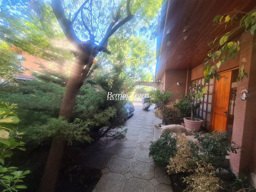 Casa En Venta De 5 Dorm. 3 Baños Mas Servicios En Las Condes