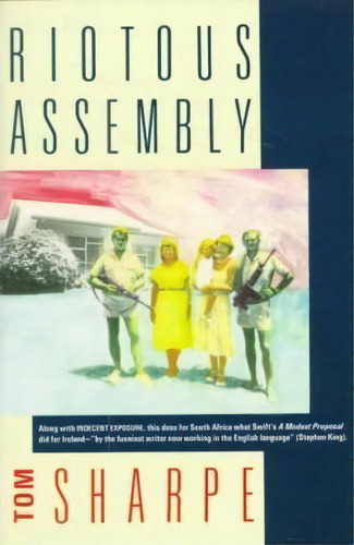 Riotous Assembly, De Tom Sharpe. Editorial Avalon Travel Publishing, Tapa Blanda En Inglés