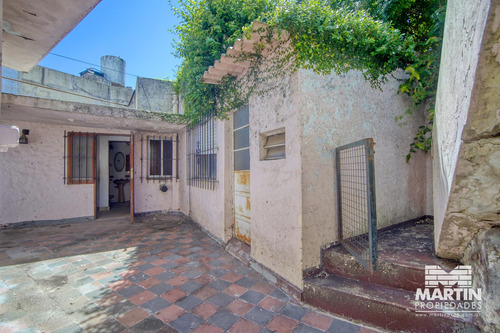 Casa 3 Ambientes Con Cochera Para Mejorar. Zona Comercial.