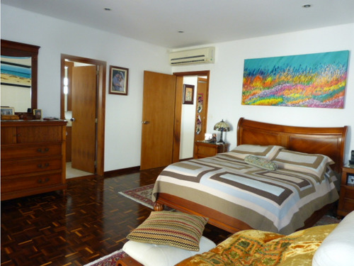 Se Vende Casa 837m2 Prados Del Este 0372