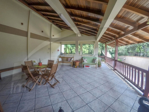 Excelente Imóvel Edificado Em Terreno Com Aproximadamente 1.200m² Duas Construções Totalmente Averbadas 1ª Residencia Contendo Casa Com 4 Dormitórios Sendo 2 Suites E Dois Dormitórios Servidos P