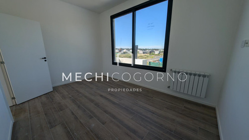 Casa En Venta En Dos Plantas 4 Habitaciones Pileta Perimetral
