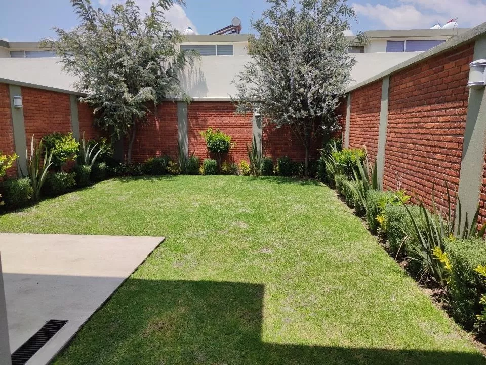 venta de hermosa casa nueva con amplio jardín a 15 min de galerías metepec metros cúbicos