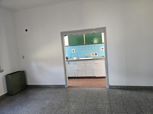 Excelente Ubicación Casa De 2 Plantas Importe Parque Jardín Al Frente Toma De Dpto Chico Como Parte De Pago